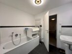 Moderne 4,5 Zi.-Wohnung: vollmöbliert mit hochwertiger Ausstattung und Stellplatz – verfügbar ab Mai 2026 - Bad mit Wanne